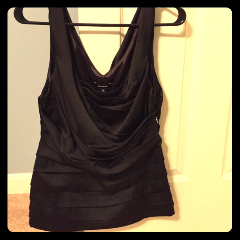 ‼️5 for $20‼️ NWOT FLATTERING ruched black top - Picture 2 of 8